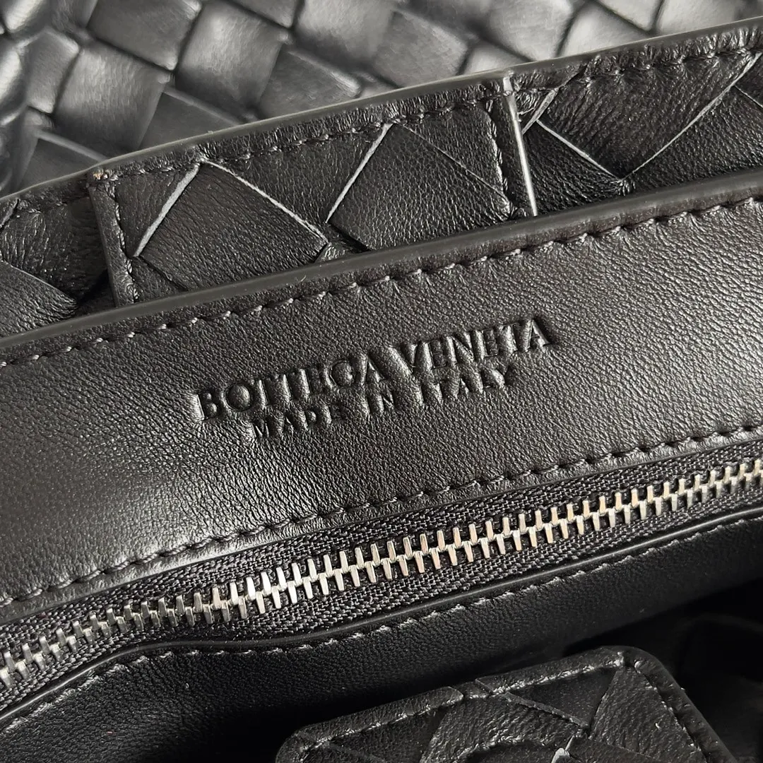 The 2023 new Andiamo batch of 2260 BV has been shipped‼ ️Really popular🔥The new Andiamo woven handbag launched by Bottega Veneta this season is really popular all over the world! ! Celebrities at home and abroad have worn it, and Oscar-winning actress Michelle Yeoh has taken it out on the street. Song Jia, Trai Yara, Yu Feihong, Sanji Ayaka, Rosie Hunting-Whiteley, Yoshioka Riho, etc. have all picked up this bag. It is classic and versatile, showing off its temperament, and the bag capacity is also large, which is very convenient for daily commuting! ! A variety of carrying methods, the shoulder straps can be adjusted by yourself, the original lambskin feels soft and delicate, and the unisex style breaks the gender boundaries and brings a more practical and long-lasting use experience. Andiamo, which has both elegant and casual styles, perfectly interprets the true appearance of "fashionable old money style". Style number: 743572 Size: 32*24*12